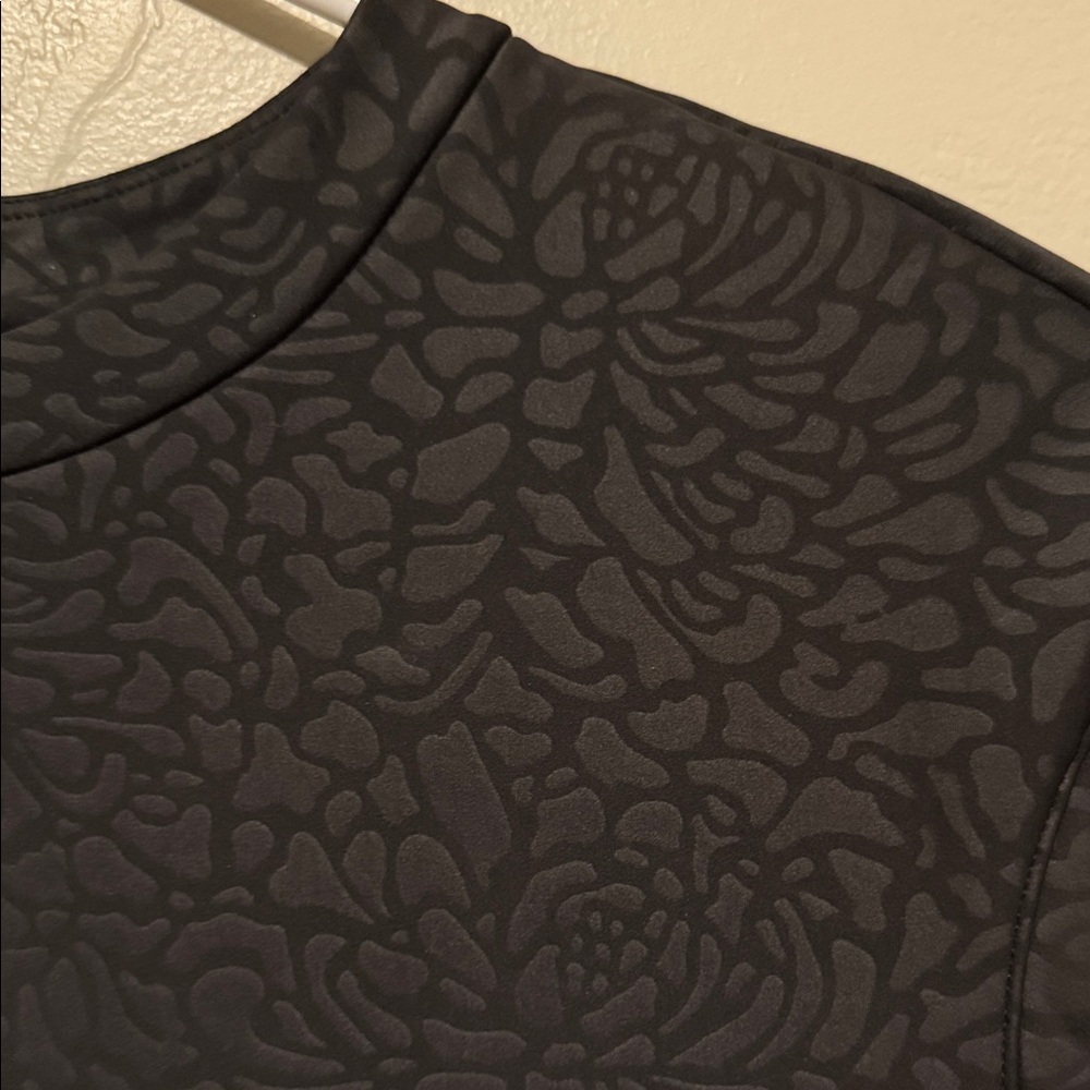 Lululemon Athletica Black Patterned Sweatshirt with Ruched Back Hemline - Picture 2 of 10